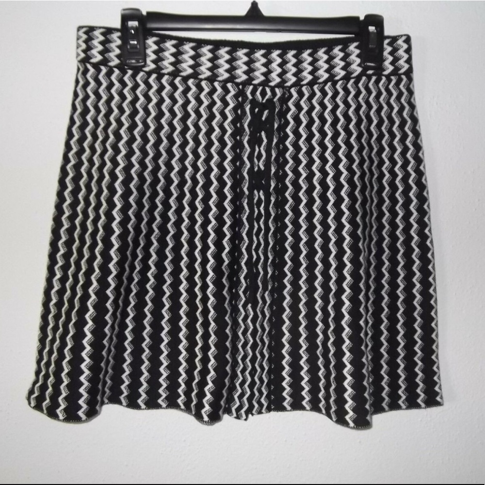 Candie’s | Unworn Black and White Geometric Skirt